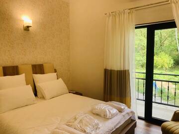 Фото номера Большой двухместный номер с 1 кроватью Отель Wald Hotel Lagodekhi Rooms г. Лагодехи 5