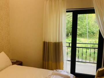 Фото номера Большой двухместный номер с 1 кроватью Отель Wald Hotel Lagodekhi Rooms г. Лагодехи 7