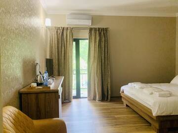 Фото номера Большой двухместный номер с 1 кроватью Отель Wald Hotel Lagodekhi Rooms г. Лагодехи 4